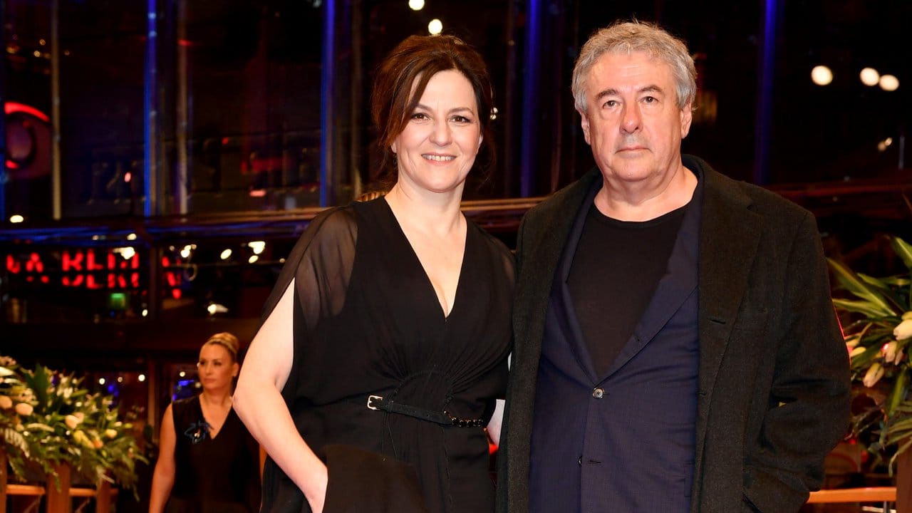 Die Schauspielerin Martina Gedeck hat ihren Partner Markus Imboden zur feierlichen Eröffnung der Internationalen Filmfestspiele in Berlin mitgebracht. Die Schauspielerin Martina Gedeck hat ihren Partner Markus Imboden zur feierlichen Eröffnung der Internationalen Filmfestspiele in Berlin mitgebracht.