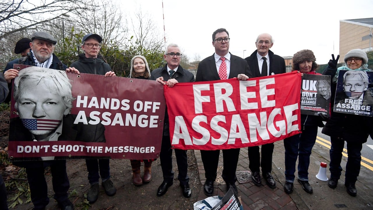 Vor einem Londoner Gefängnis fordern Aktivisten die Freilassung von Wikileaks-Gründer Julian Assange.