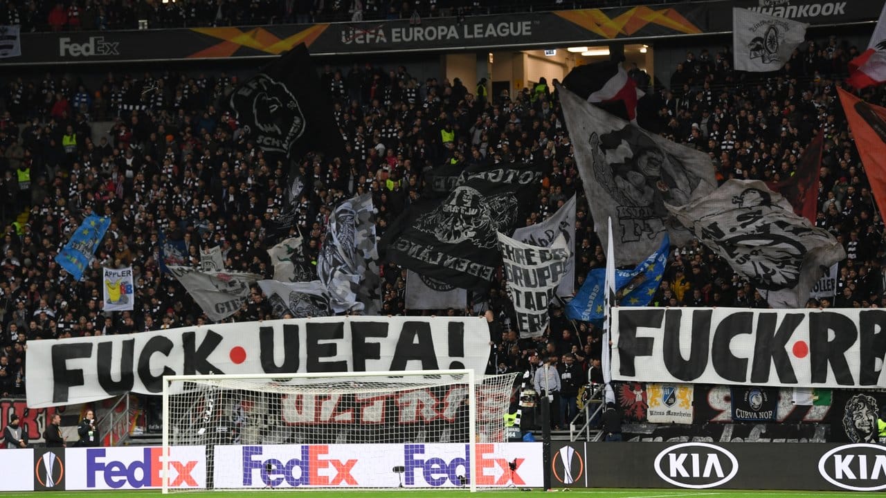 Frankfurts Ultras reagieren auf das UEFA-Verbot für Wunderkerzen mit Bannern.