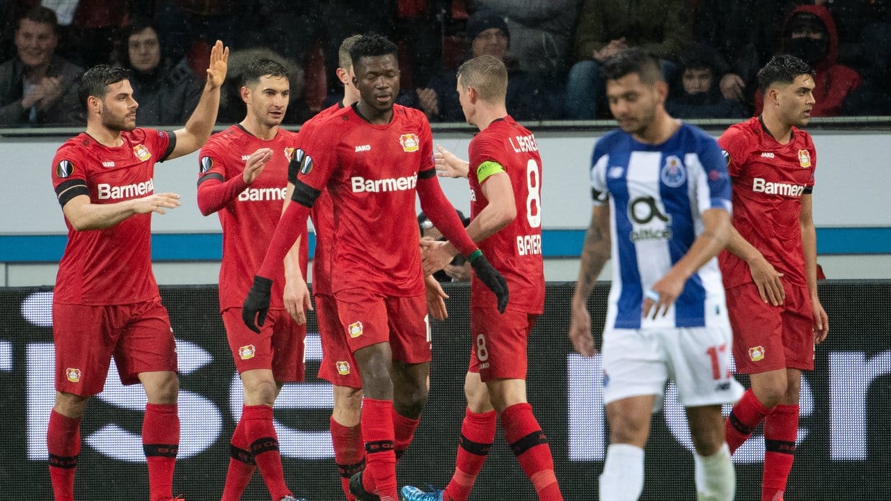 Leverkusens Spieler bejubeln das Tor zum 1:0 gegen Porto.