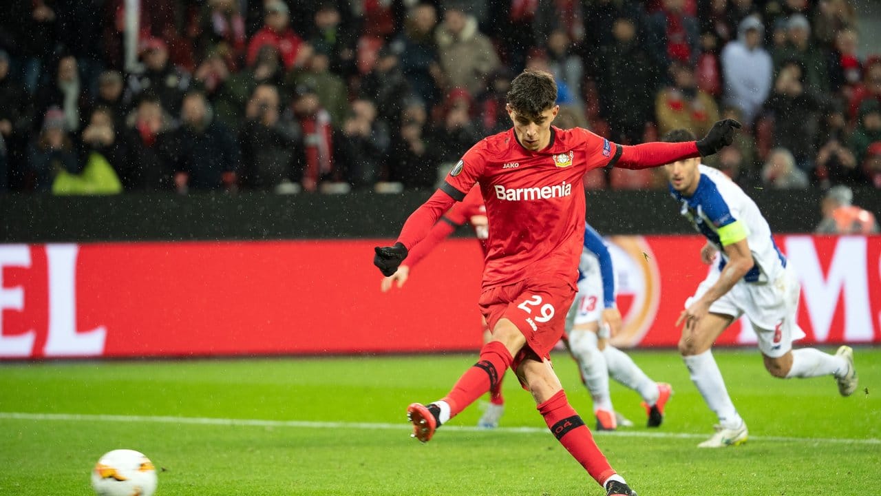 Leverkusens Kai Havertz erzielt das Tor zum 2:0 vom Elfmeterpunkt.