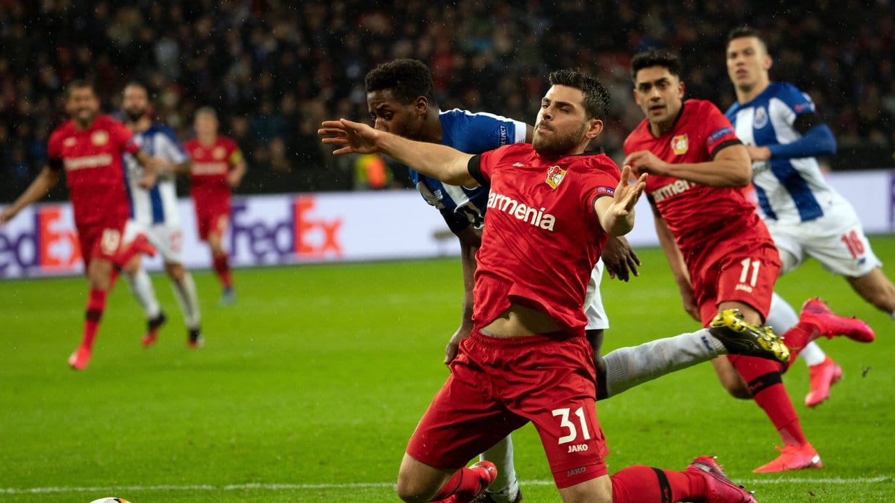 Kevin Volland (vorn) wird von Porto-Spieler Wilson Manafa im Strafraum gefoult.