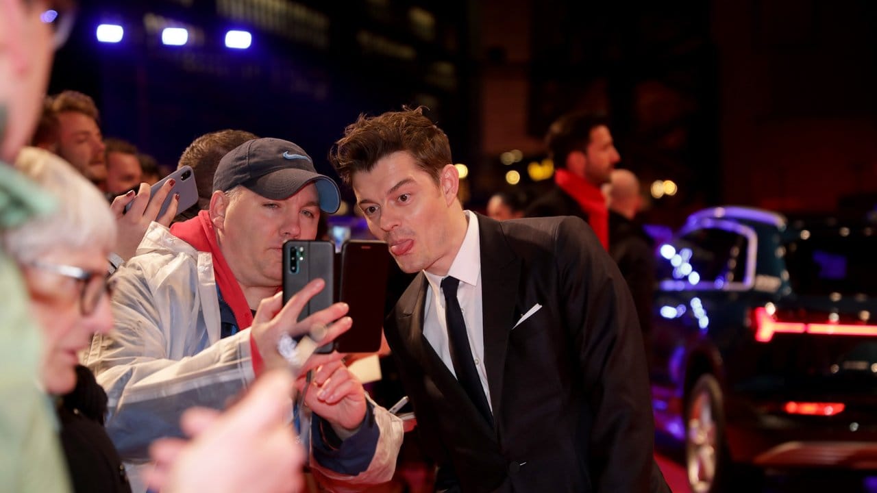Ein Selfie für die Ewigkeit: Sam Riley. Ein Selfie für die Ewigkeit: Sam Riley.