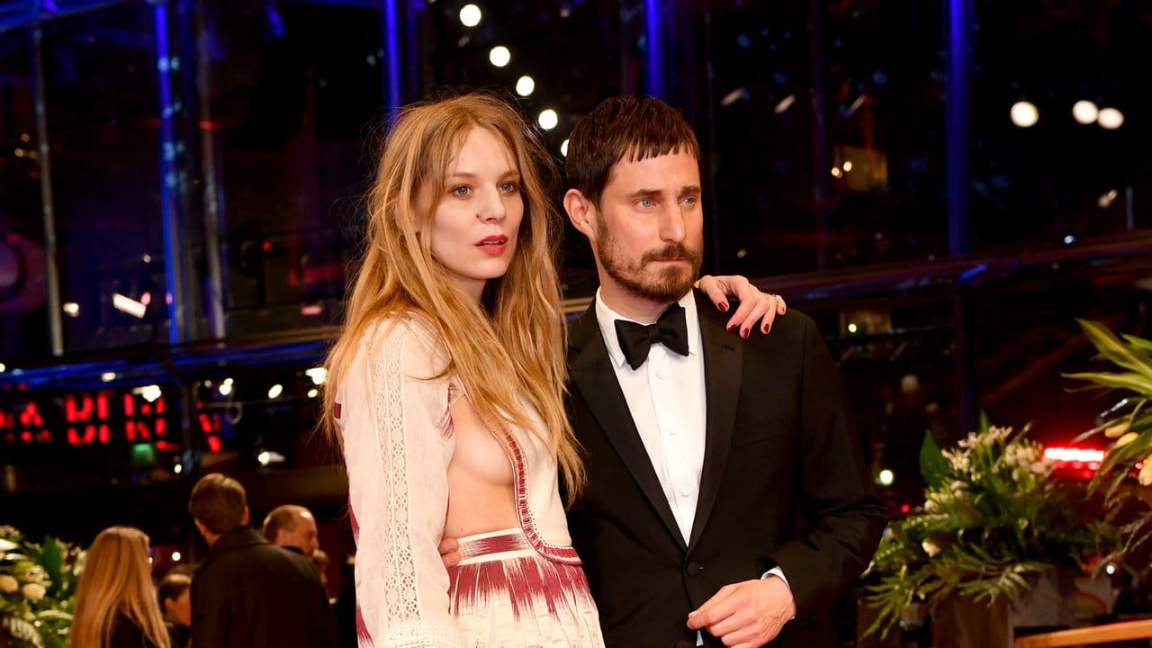 Cool und lässig: Lilith Stangenberg und Clemens Schick. Cool und lässig: Lilith Stangenberg und Clemens Schick.