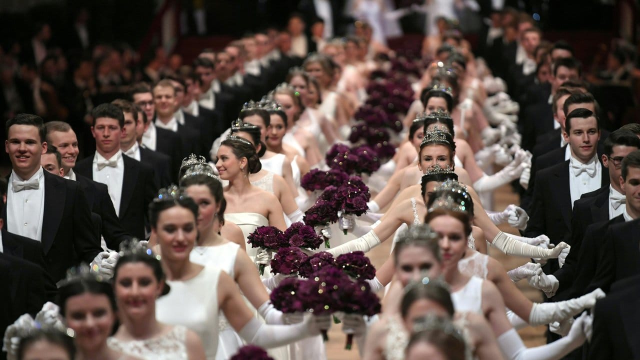 Die Debütantenpaare eröffnen den Wiener Opernball. Die Debütantenpaare eröffnen den Wiener Opernball.