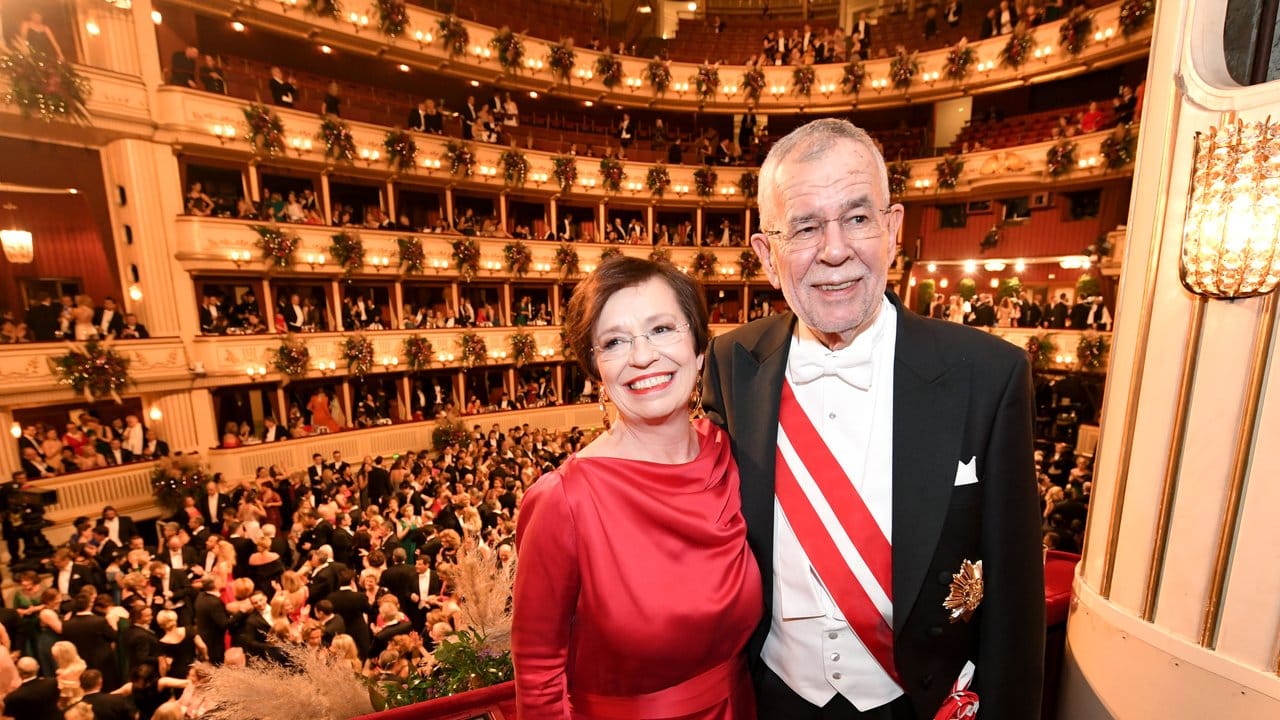 Auch Alexander Van der Bellen, Bundespräsident von Österreich, und seine Ehefrau Doris Schmidauer zählen zu den Gästen. Auch Alexander Van der Bellen, Bundespräsident von Österreich, und seine Ehefrau Doris Schmidauer zählen zu den Gästen.