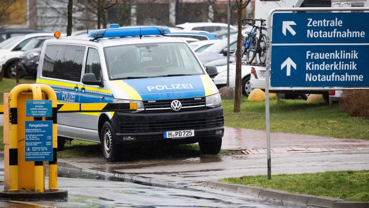 Ein Polizeifahrzeug steht vor der Medizinischen Hochschule Hannover.
