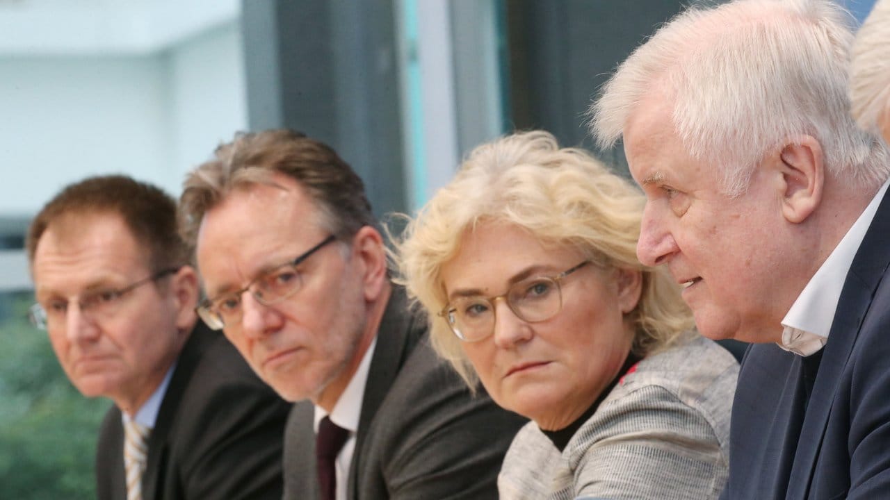 Innenminister Horst Seehofer (r) neben Justizministerin Lambrecht, BKA-Präsident Münch und Generalbundesanwalt Frank (l).