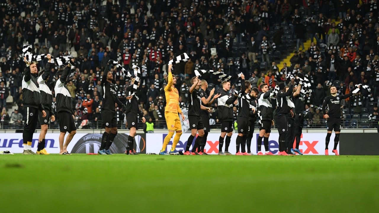 Nach dem 4:1-Sieg über RB Salzburg feiern die Spieler von Eintracht Frankfurt mit den Fans.