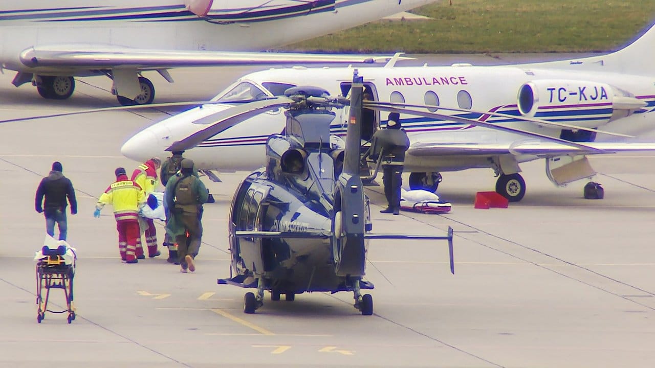 Das mutmaßliche Clan-Mitglied wird am Flughafen Hannover von einem Hubschrauber der Bundespolizei in ein Privatflugzeug getragen.