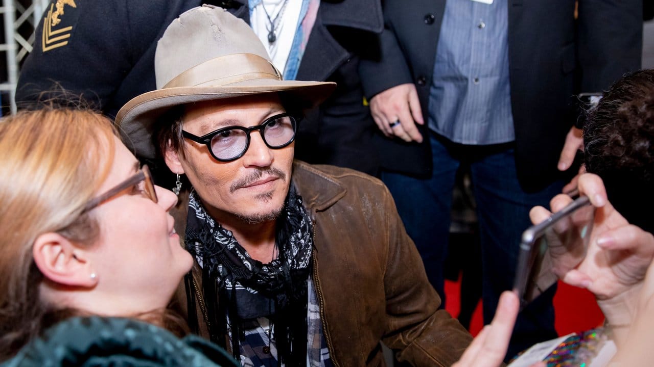 Johnny Depp posierte mit Fans für ein Foto.