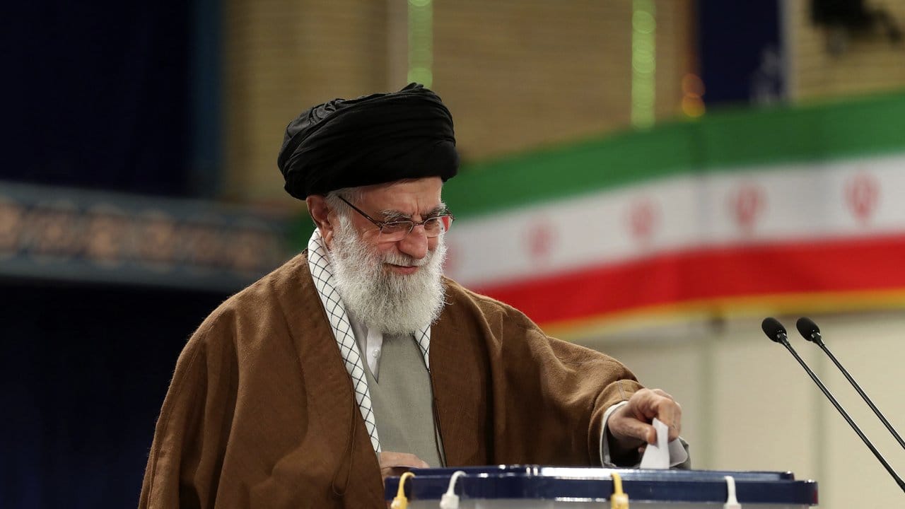 Als erster wählte - wie immer - Irans Oberster Führer, Ajatollah Ali Chamenei.