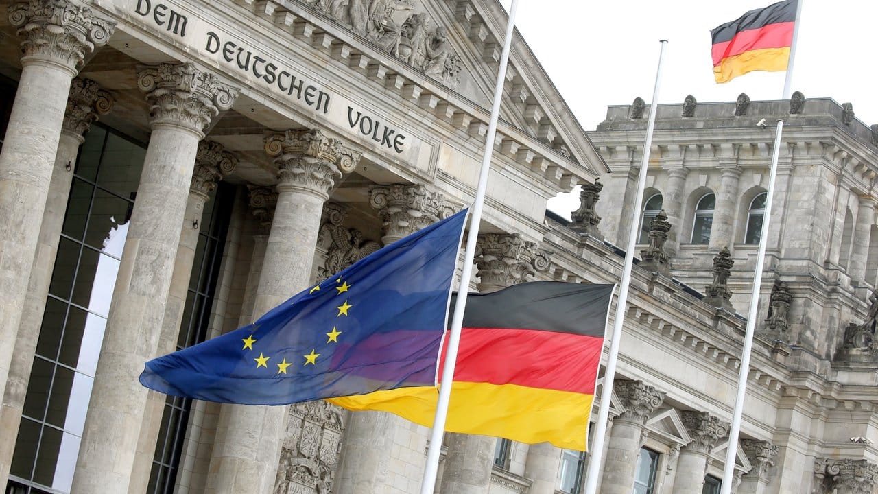 Die Flaggen auf und vor dem Reichstagsgebäude wehen auf halbmast.