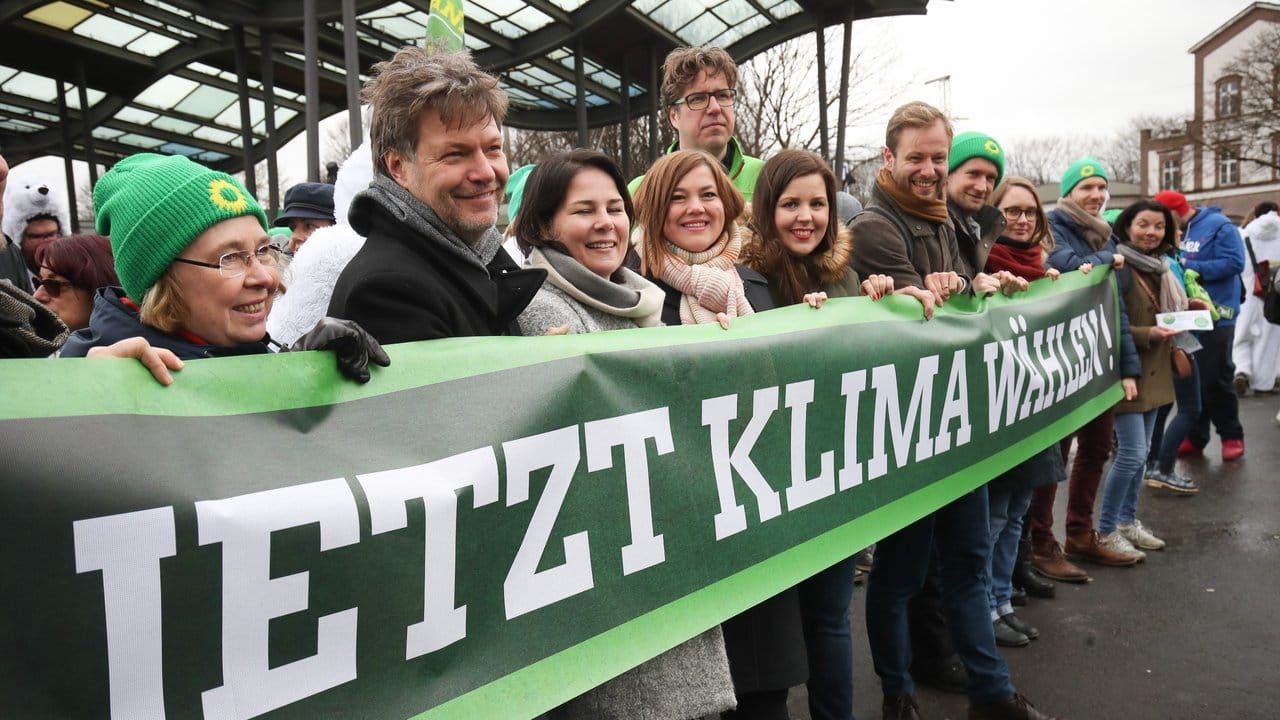Die Spitzen von Bundes- und Hamburger Grünen nehmen an der Demonstration in der Hansestadt teil.