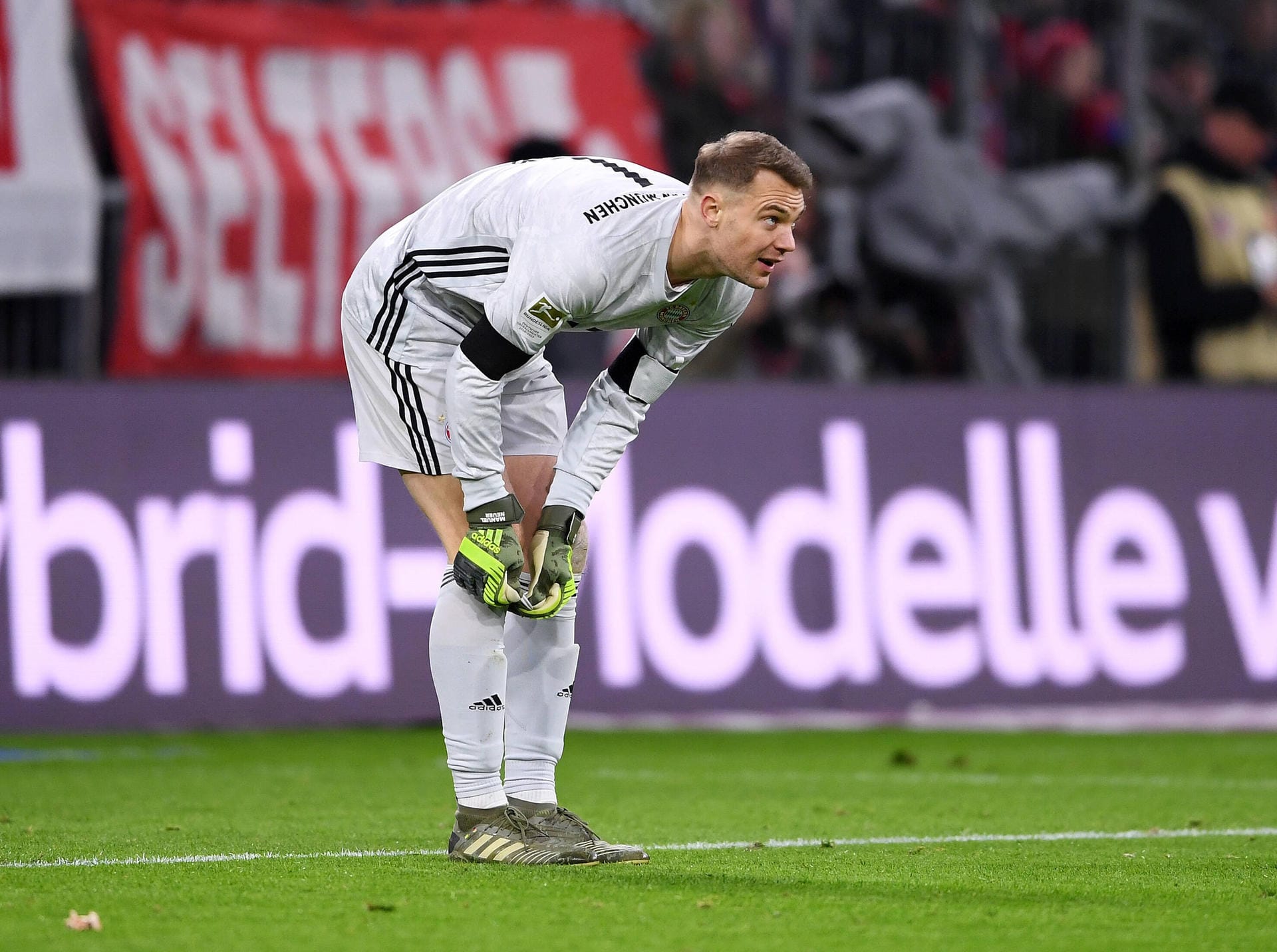 Manuel Neuer gewann mit seinem FC Bayern zwar 3:2 am Freitagabend gegen Paderborn, doch dem Nationaltorhüter unterlief ein schlimmer Fehler, der zum zwischenzeitlichen 1:1-Ausgleich führte. Was genau war passiert? t-online.de zeigt Ihnen, was geschah.