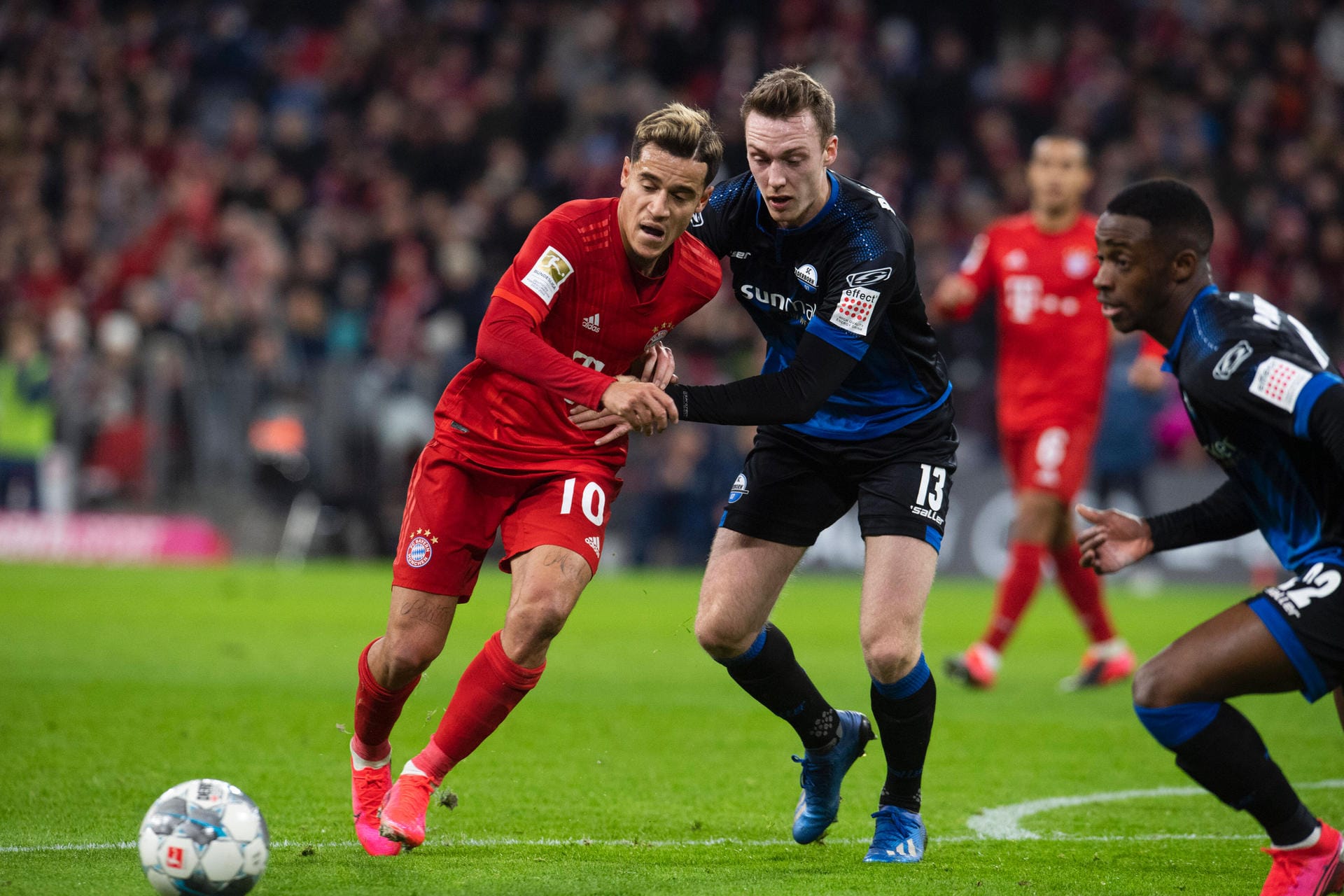 Der SC Paderborn presste im Spiel gegen den FC Bayern hoch, verteidigte mutig in einem 4-4-1-1. Der Aufsteiger versuchte, das Zentrum dicht zu machen und nahm Bayrens Spielgestalter Thiago oft in Manndeckung. Der Rekordmeister hatte dadurch Schwierigkeiten durchzukommen, auch wenn die individuelle Qualität klar höher war.