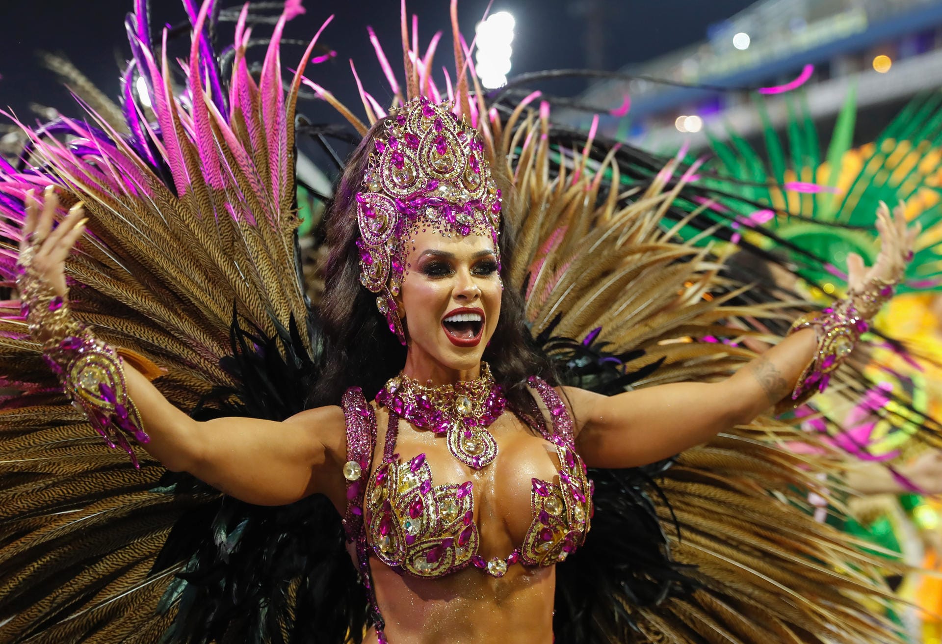 Eine Tänzerin der Barroca Zona Sul Sambaschule feiert in Sao Paulo.
