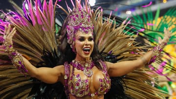 Eine Tänzerin der Barroca Zona Sul Sambaschule feiert in Sao Paulo.