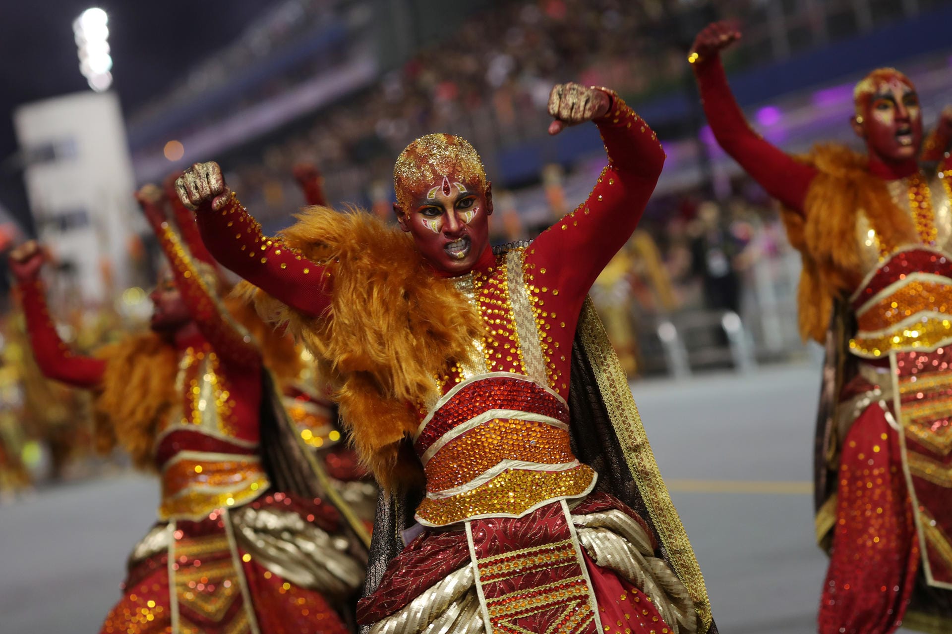 Tänzer in farbenfrohen Kostümen und Masken begeistern das Publikum in Sao Paulo.