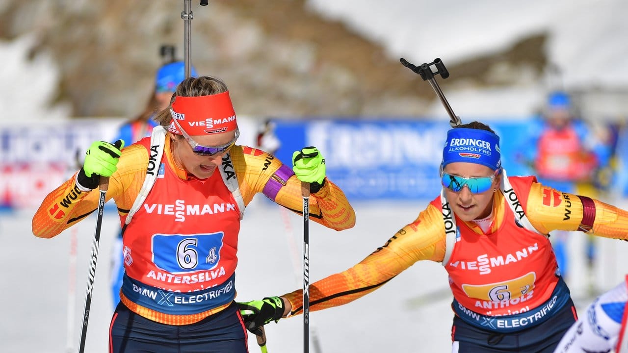 Franziska Preuss (r) bei der Übergabe an Staffel-Schlussläuferin Denise Herrmann. Franziska Preuss (r) bei der Übergabe an Staffel-Schlussläuferin Denise Herrmann.