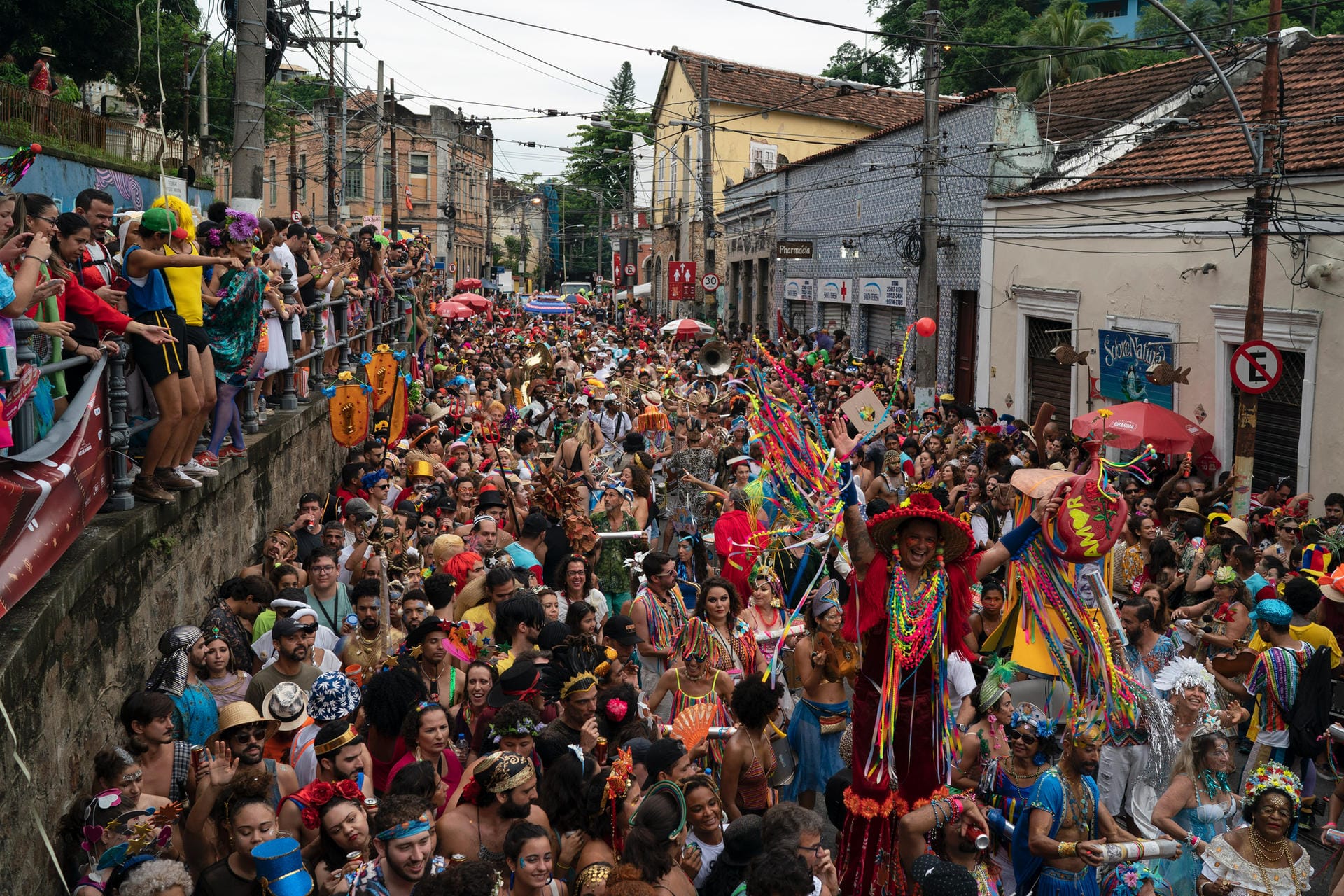 Kostümierte Karnevalsteilnehmer feiern beim Straßenfest «Ceu na Terra» (Himmel auf Erden) im Viertel Santa Teresa.
