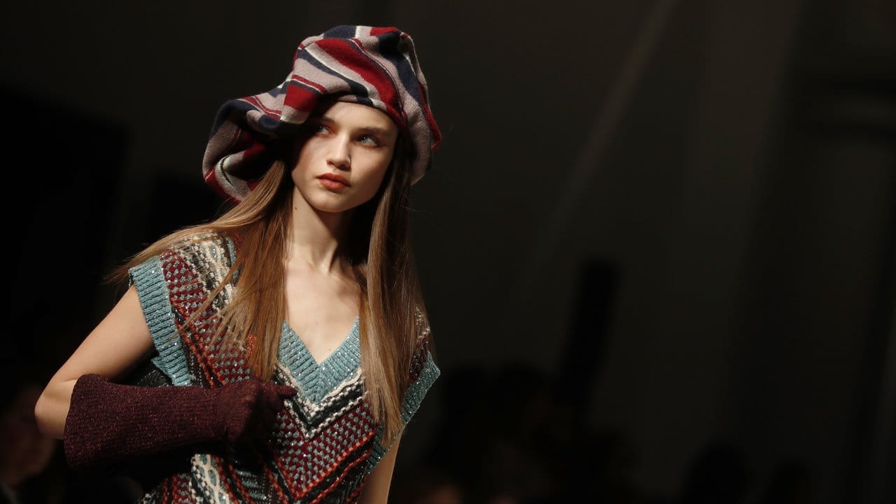 Ein Model präsentiert eine Kreation der Herbst/Winter Damenkollektion 2020/21 des italienischen Modeunternehmens Missoni.