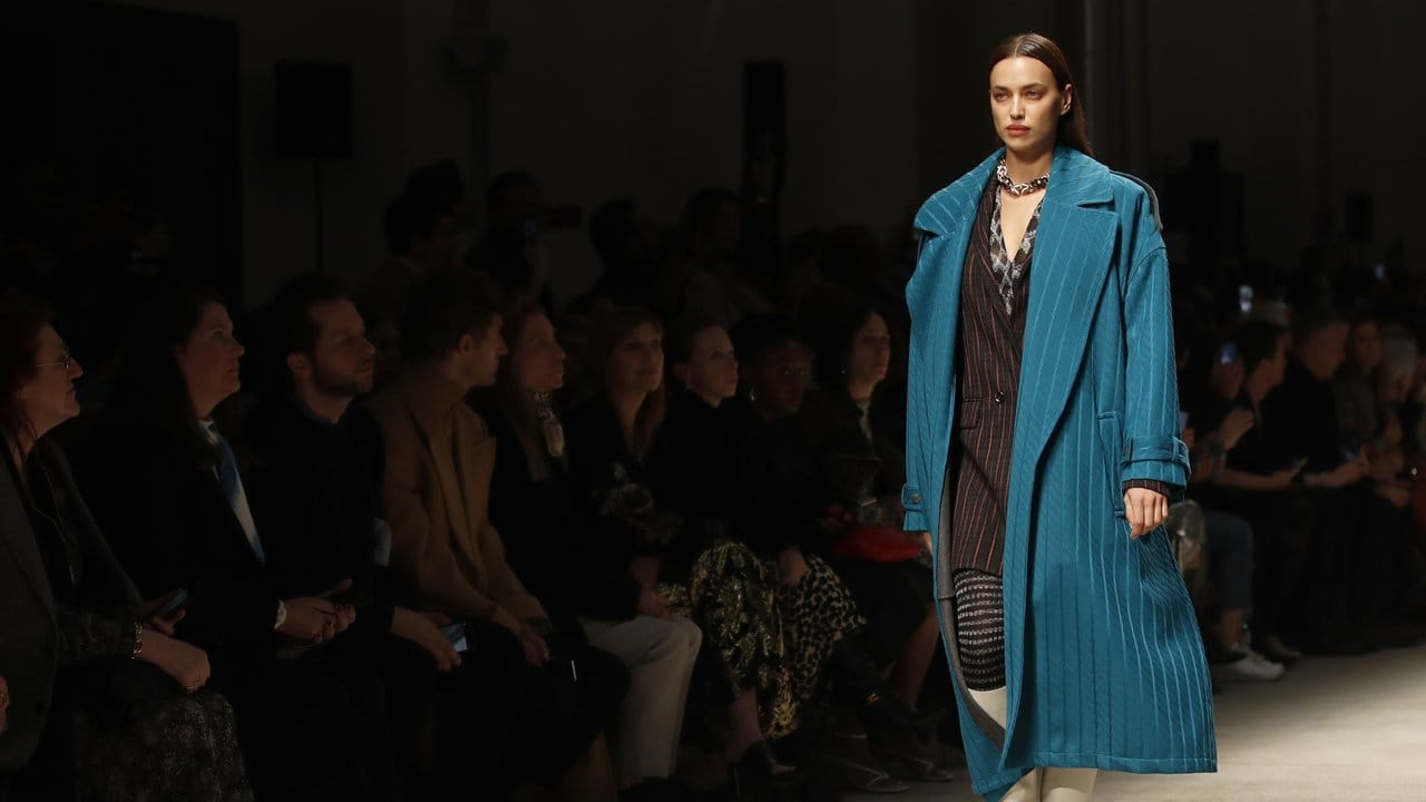 Irina Shayk, russisches Model, präsentiert eine Kreation des italienischen Modeunternehmens Missoni.