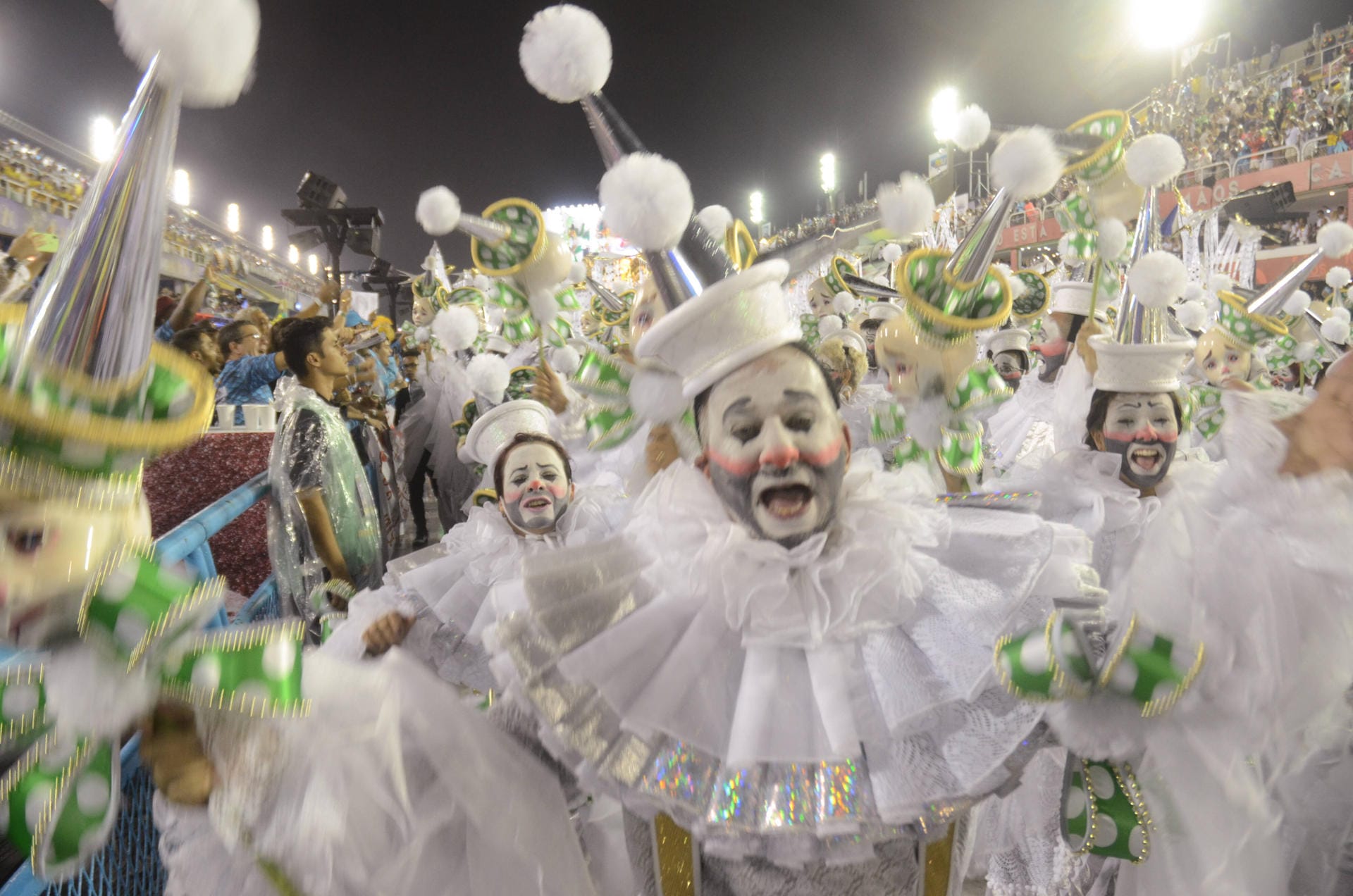 Ein Meer von Clowns im Sambadromo von Rio de Janeiro.