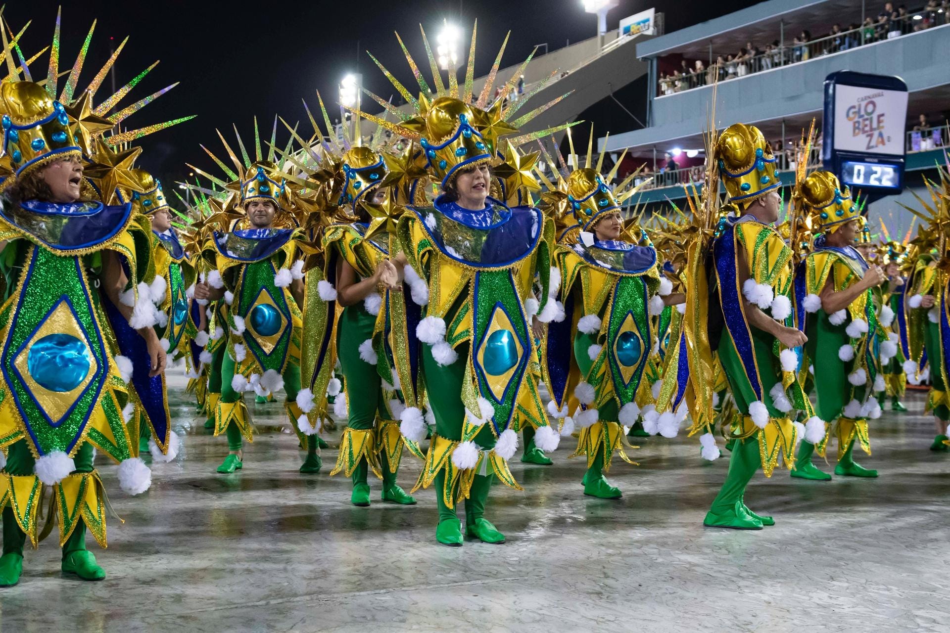 Tänzer in den Nationalfarben Brasiliens im Sambadromo von Rio de Janeiro.