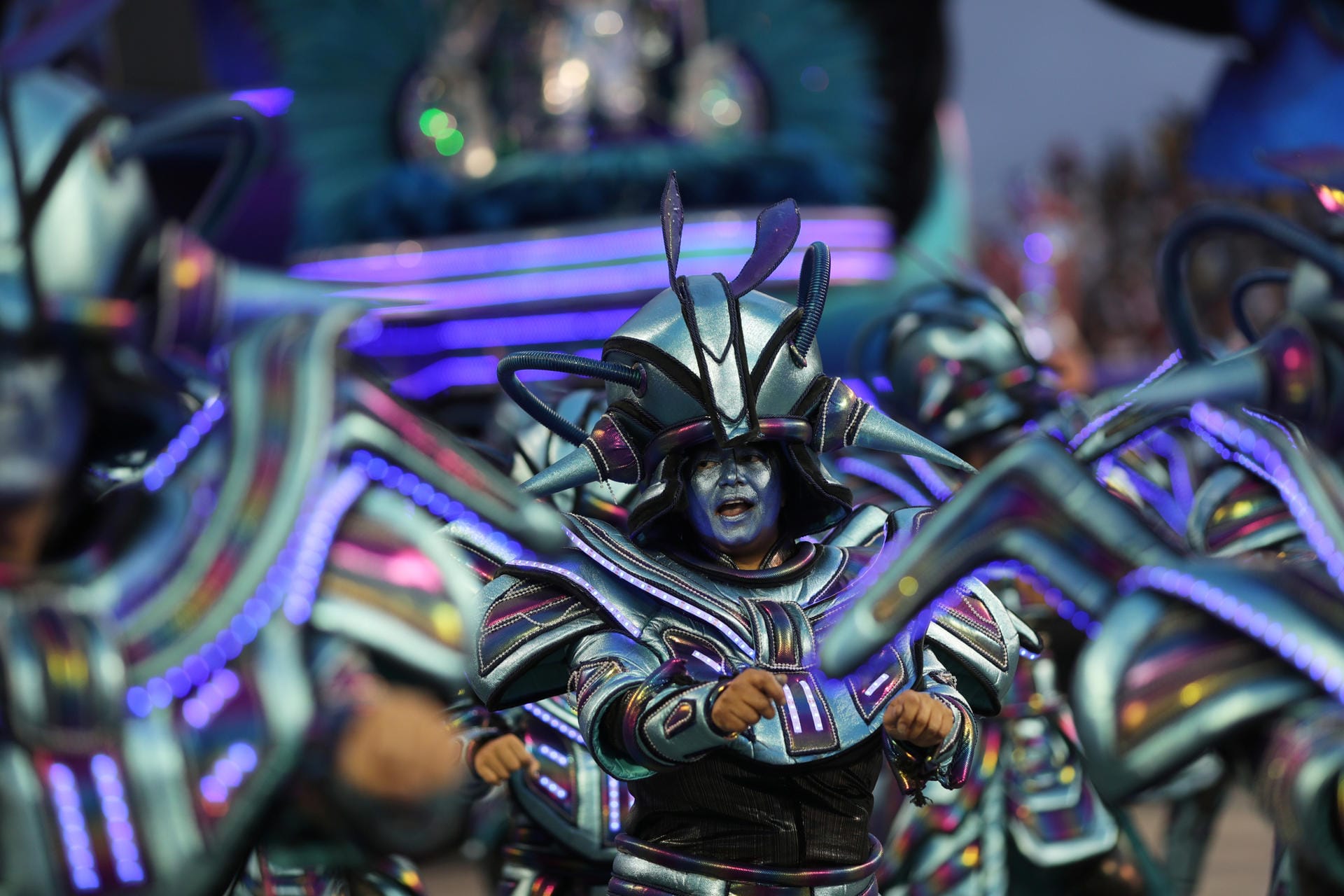 Futuristisch gekleidete Tänzer in Sao Paolo: Der Vorstellungskraft sind bei den Kostümen keine Grenzen gesetzt.
