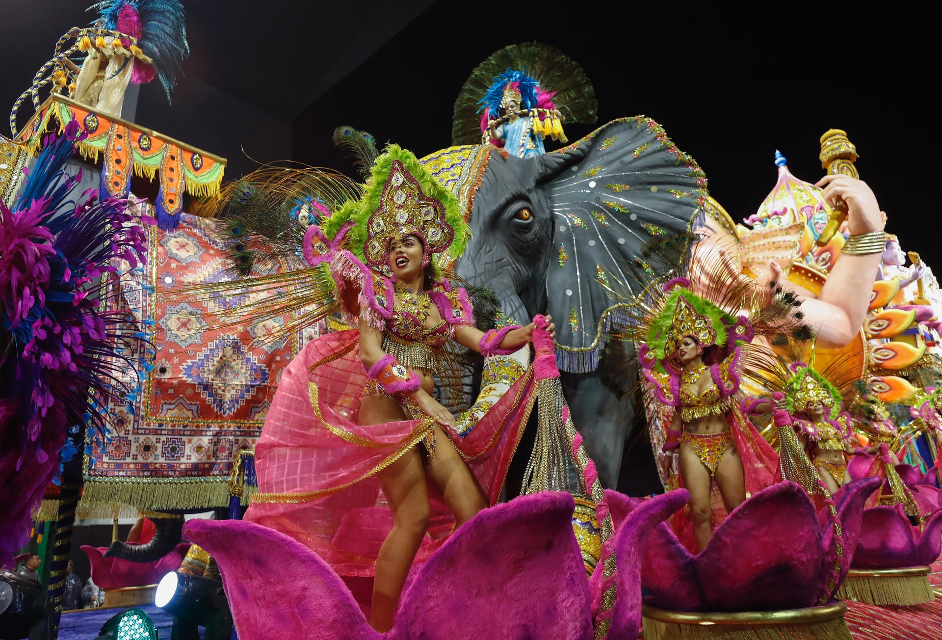 Tänzer der Perola Negra Samba School: Auch am zweiten Tag des Karnevals kommt keine Müdigkeit auf.
