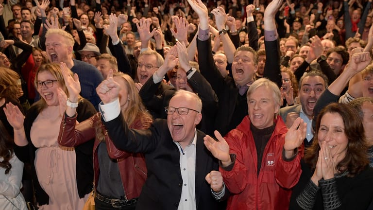 Große Freude bei der SPD: Partei-Freunde jubeln nach der ersten Prognose auf der Wahlparty ihrer Partei.
