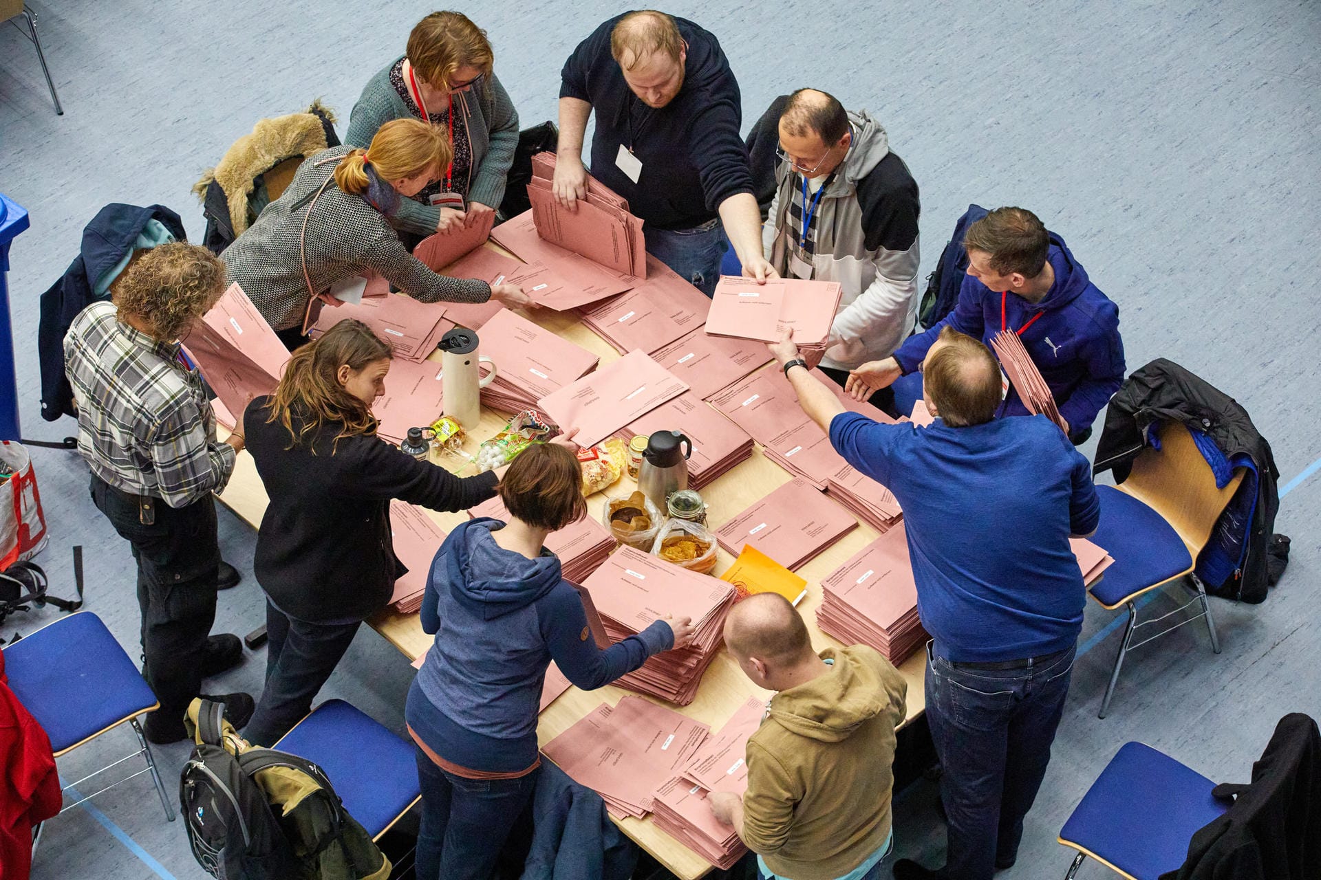 Freiwillige sortieren Stimmzettel: In der Alsterdorfer Sporthalle werden die Wahlzettel geordnet.