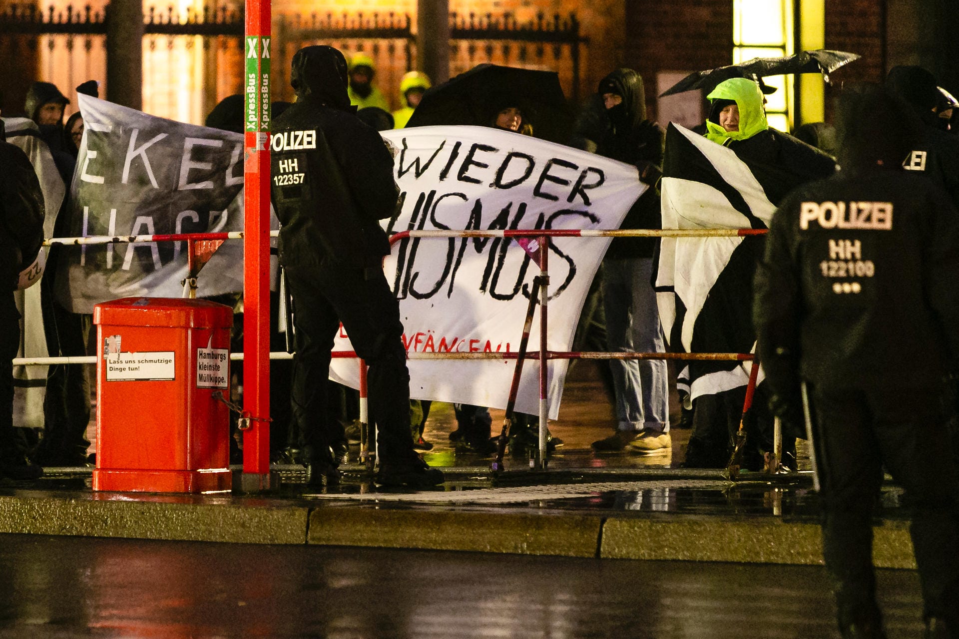 Demonstranten gegenüber der AfD-Geschäftsstelle: Die Partei hat offenbar viele Wähler in Hamburg verloren.