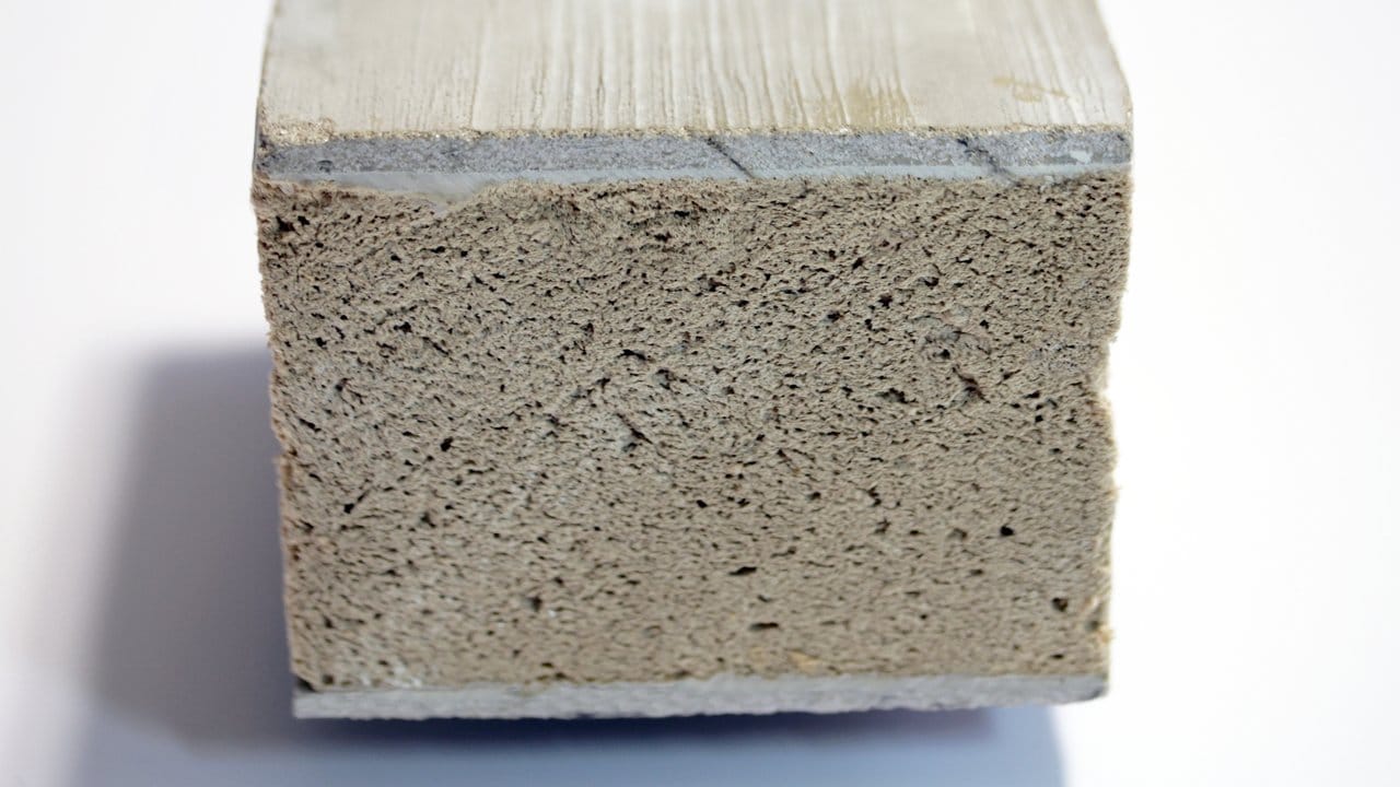 Die Deckschicht dieses Sandwichelements besteht aus einer dünnen Schicht Textilbeton - ausgereift ist dieser Baustoff mit Flachsanteil aber noch nicht. Die Deckschicht dieses Sandwichelements besteht aus einer dünnen Schicht Textilbeton - ausgereift ist dieser Baustoff mit Flachsanteil aber noch nicht.