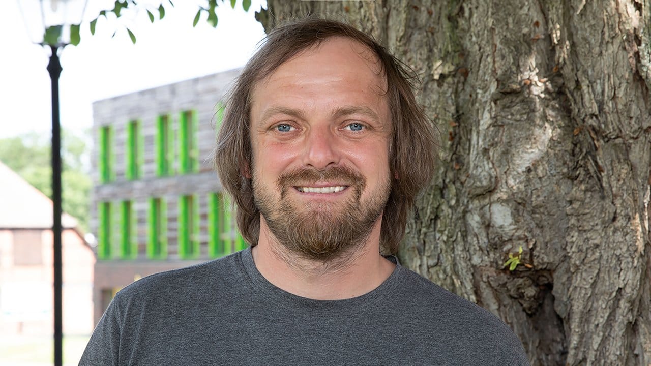 René Görnhardt ist Baustoffexperte bei der Fachagentur Nachwachsende Rohstoffe. René Görnhardt ist Baustoffexperte bei der Fachagentur Nachwachsende Rohstoffe.