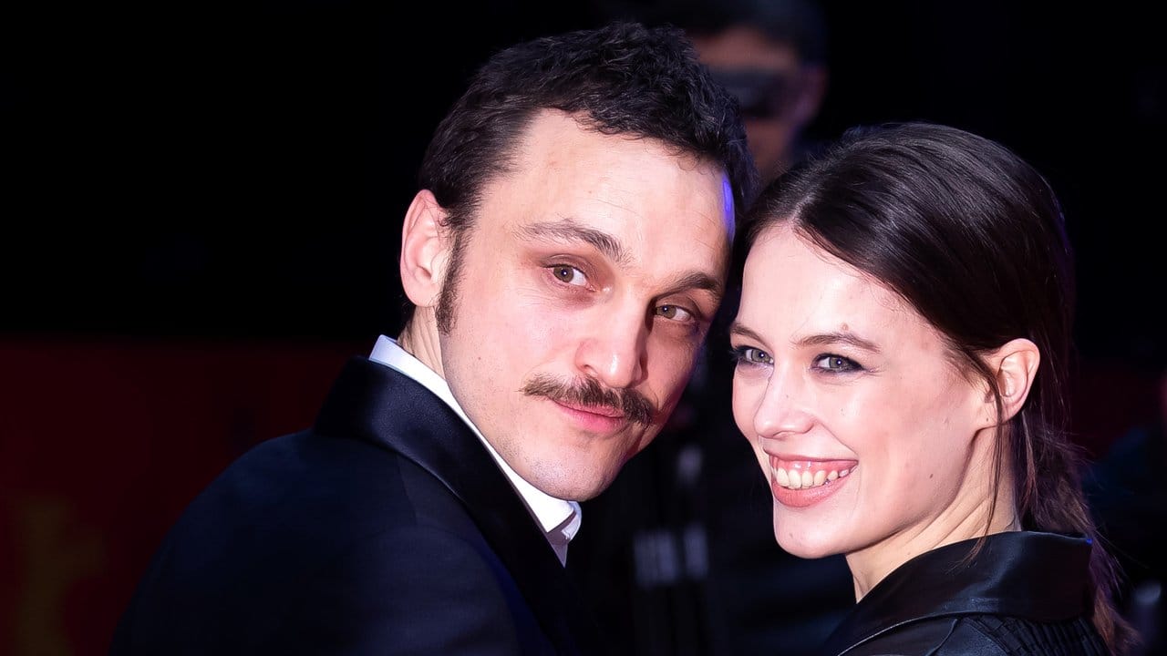 Die Hauptdarsteller Franz Rogowski und Paula Beer bei der "Undine"-Premiere in Berlin.