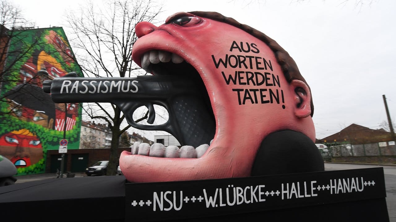 Ein Motivwagen zum Rechtsterrorismus in Düsseldorf.
