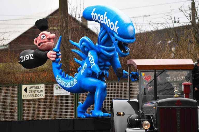 Ein Motivwagen "Facebook und Hass im Netz": Mit den Rosenmontagszügen erreicht der rheinische Straßenkarneval seinen Höhepunkt.