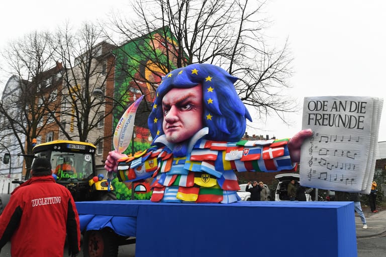 Der Motivwagen "Beethoven": Mit den Rosenmontagszügen erreicht der rheinische Straßenkarneval seinen Höhepunkt.
