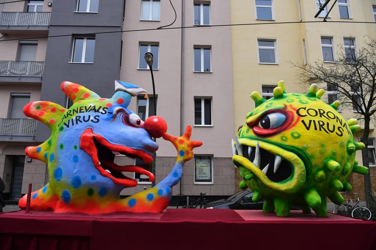 Der Motivwagen "Coronavirus" steht auf der Straße vor dem Rosenmontagszug: Mit den Rosenmontagszügen erreicht der rheinische Straßenkarneval seinen Höhepunkt.