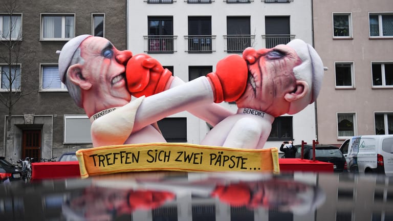 Der Motivwagen "Päpste": Mit den Rosenmontagszügen erreicht der rheinische Straßenkarneval seinen Höhepunkt.
