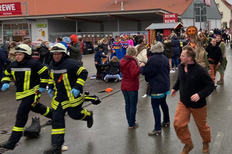 Passanten und Rettungskräfte rennen am Unglücksort umher: In Volkmarsen ist ein Auto in einen Karnevalszug gefahren.