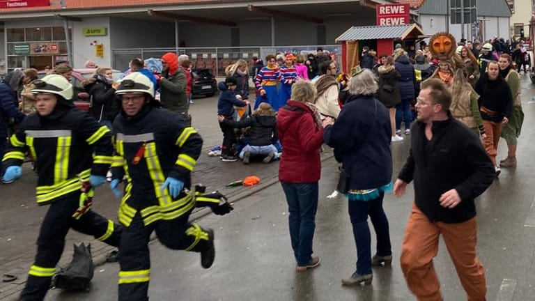 Passanten und Rettungskräfte rennen am Unglücksort umher: In Volkmarsen ist ein Auto in einen Karnevalszug gefahren.