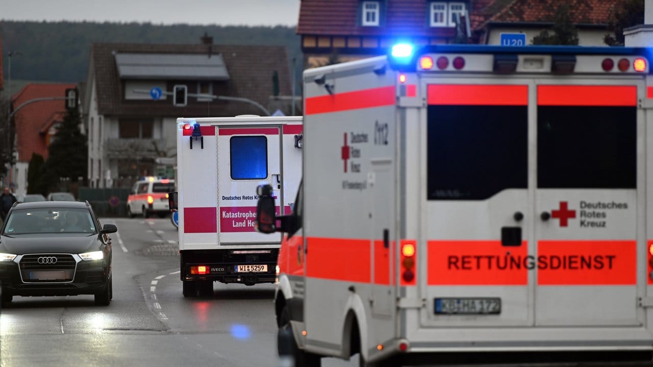 Krankenwagen fahren durch Volkmarsen, wo ein Auto in einen Rosenmontagsumzug gefahren war und Dutzende Menschen verletzt hatte.