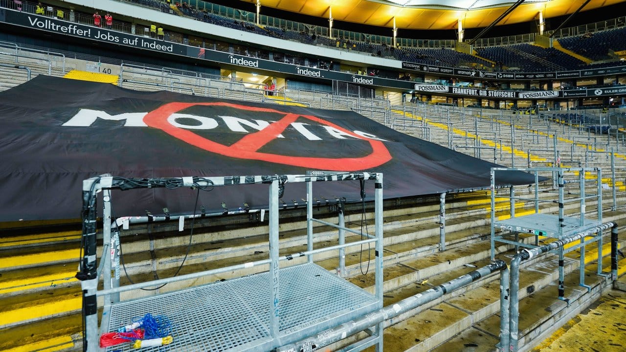 Ein Banner mit dem durchgestrichenen Schriftzug "Montag" ist im Frankfurter Fanblock aufgespannt. Ein Banner mit dem durchgestrichenen Schriftzug "Montag" ist im Frankfurter Fanblock aufgespannt.