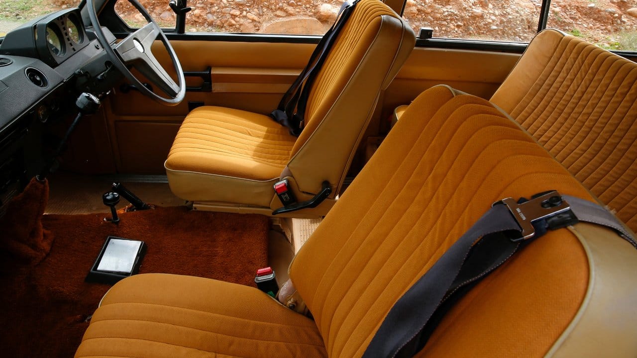 Die Stoffsitze sind retro, das Armaturenbrett aus Kunststoff: Die ersten Range Rover sind im Vergleich zu heutigen Modellen eher spartanisch ausgestattet.