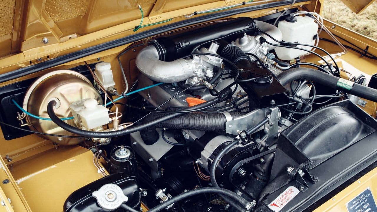 Unter der Haube des ersten Range Rover arbeitet ein Achtzylinder-Motor von Buick mit 135 PS.