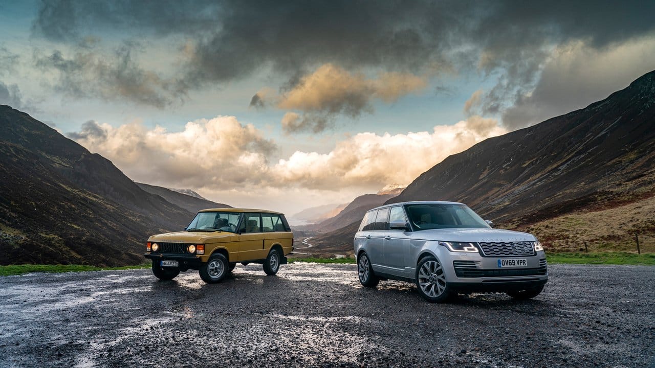 Ein Klassiker mit einem seiner Nachfolger: Auf den Range Rover Serie 1 (links) folgten bisher drei weitere Generationen.