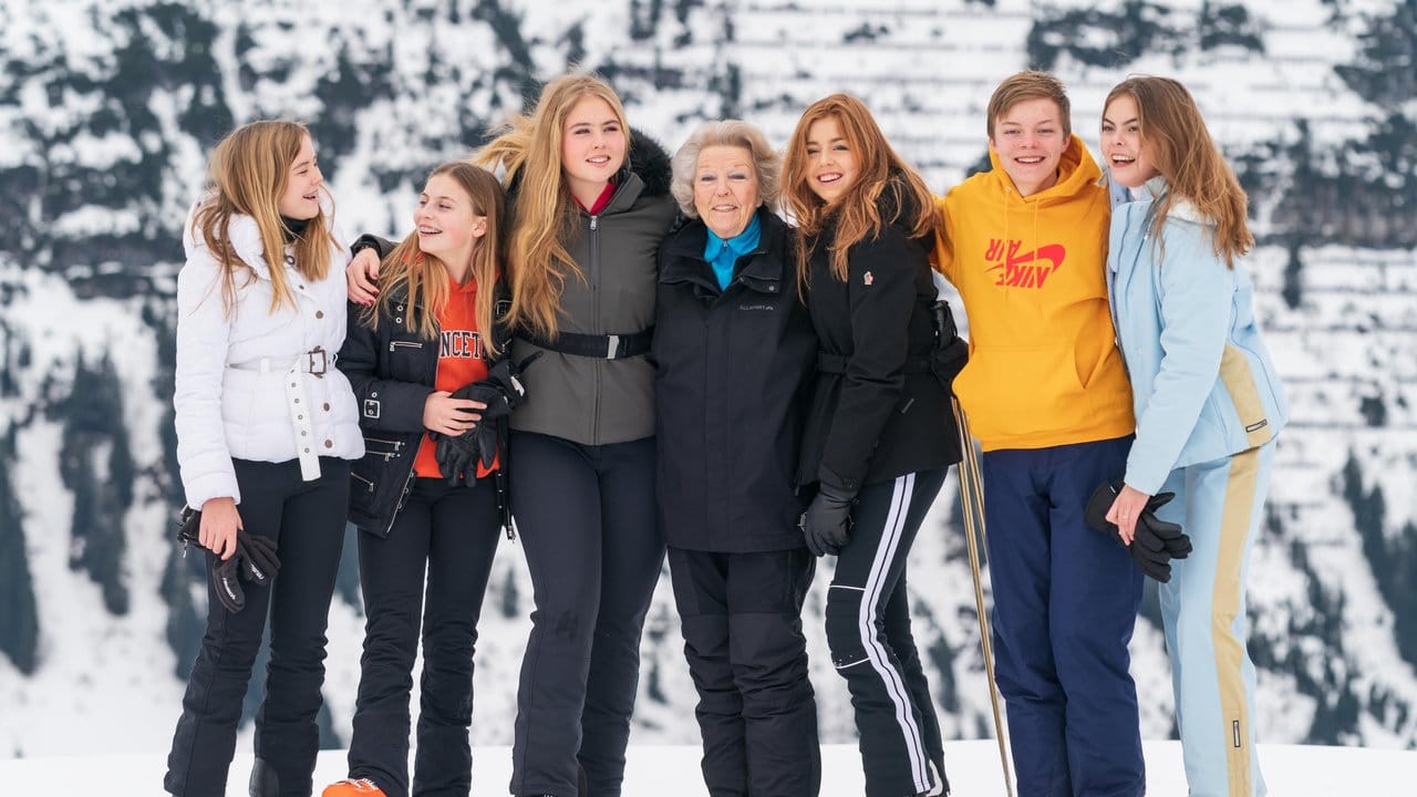 Prinzessin Ariane (l-r), Prinzessin Leonore, Prinzessin Catharina-Amalia, Prinzessin Beatrix, Prinzessin Alexia, Prinz Claus-Casimir und Prinzessin Eloise in Lech am Arlberg.